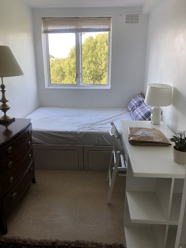 Room Mile End Road in Greater London