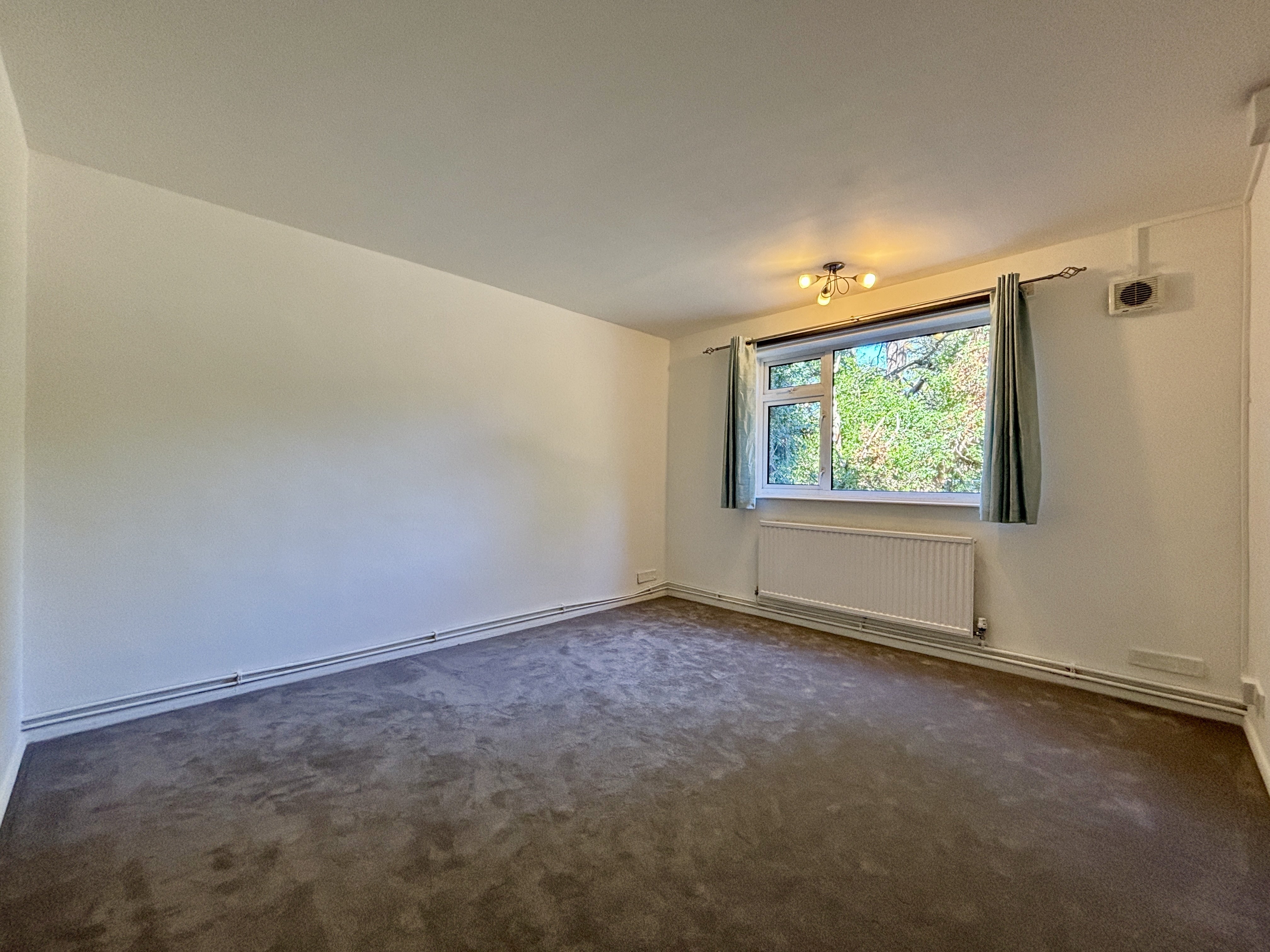 Flat Adelaide Court in Greater London