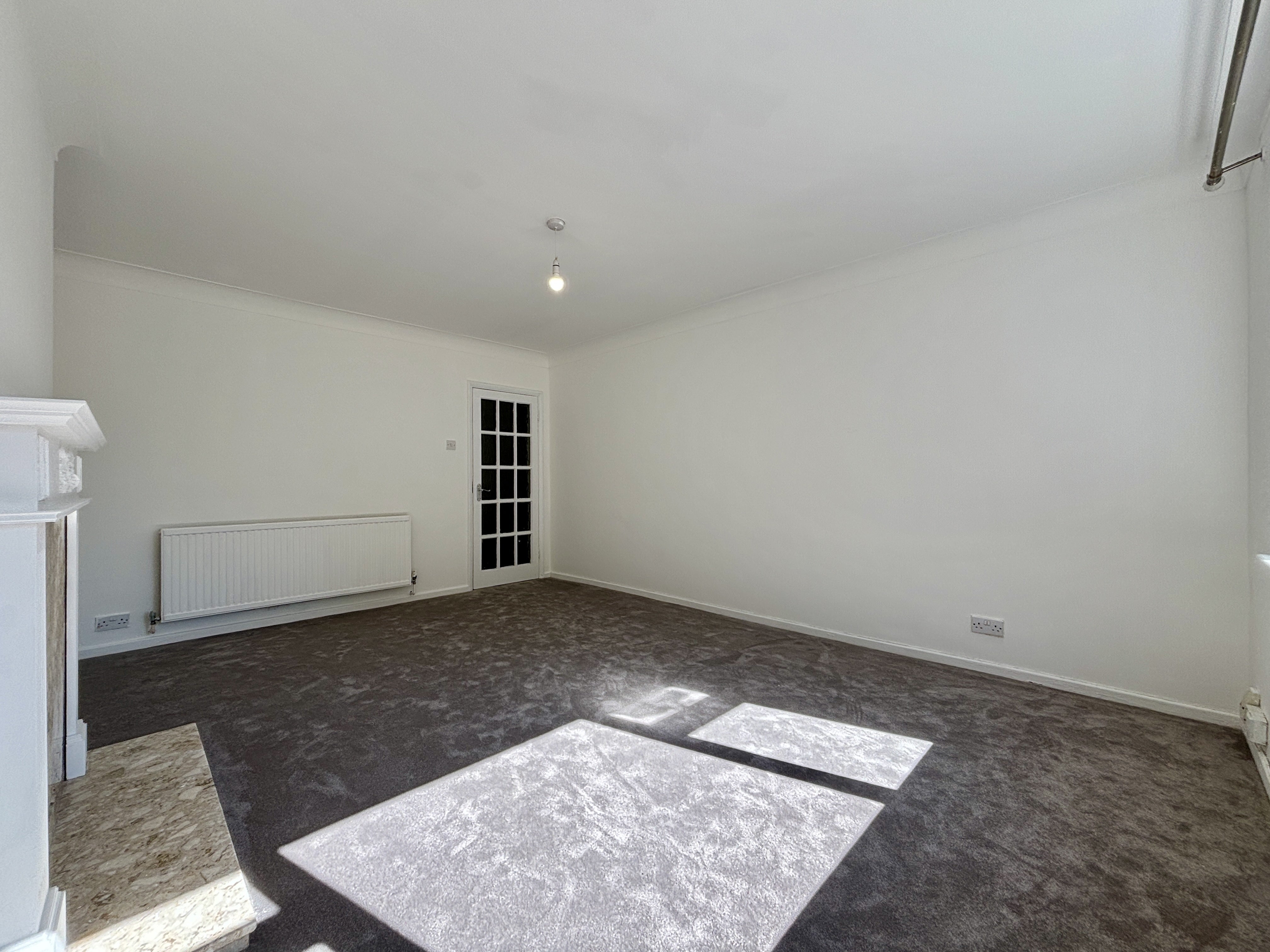 Flat Adelaide Court in Greater London