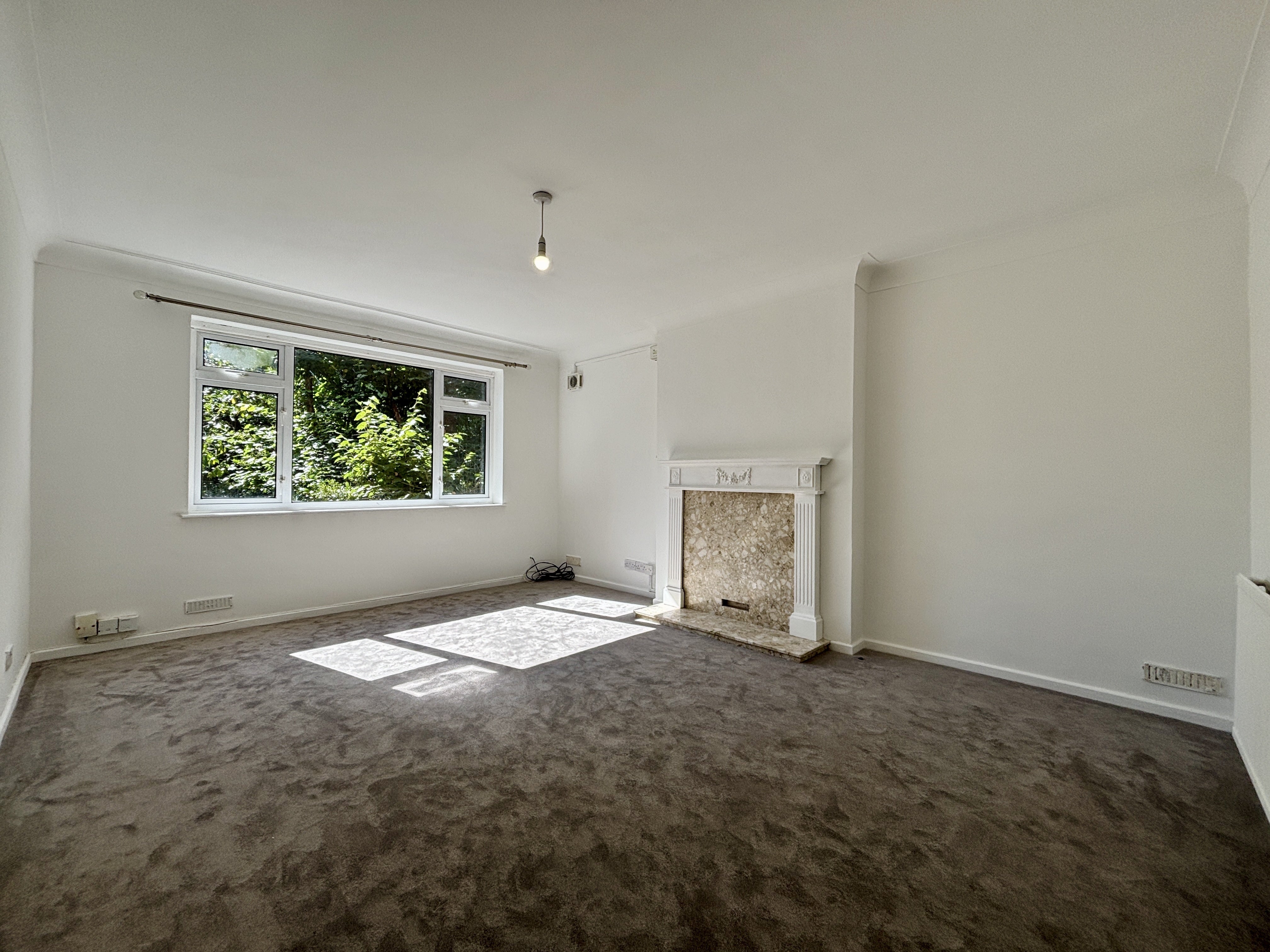 Flat Adelaide Court in Greater London