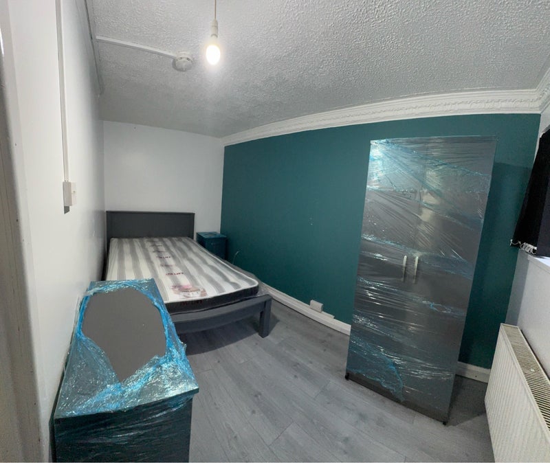 Room Kempton Park Road in Birmingham