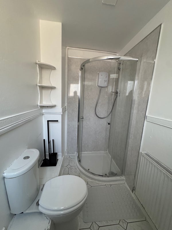 Room Kempton Park Road in Birmingham