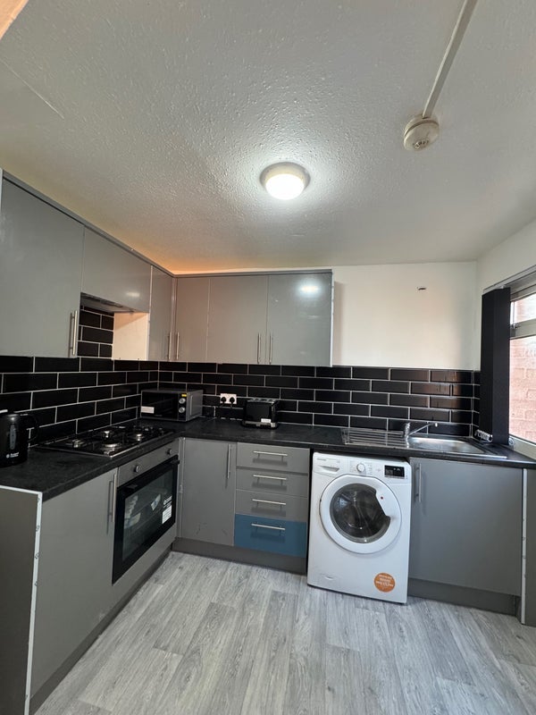 Room Kempton Park Road in Birmingham