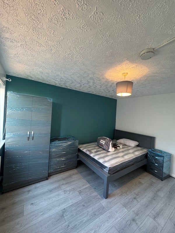Room Kempton Park Road in Birmingham