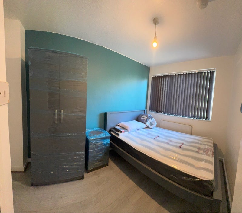 Room Kempton Park Road in Birmingham