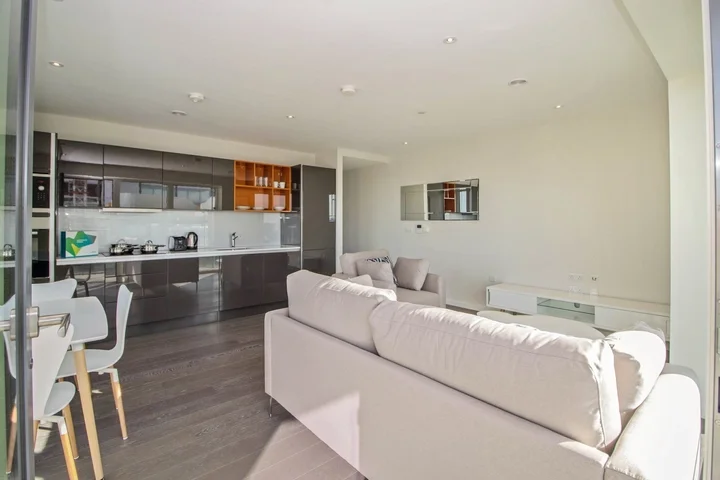 Flat Layard Street in Greater London