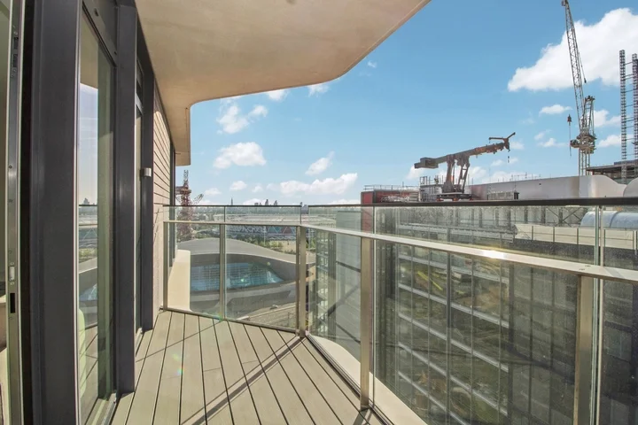 Flat Layard Street in Greater London
