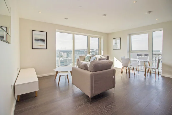 Flat Layard Street in Greater London