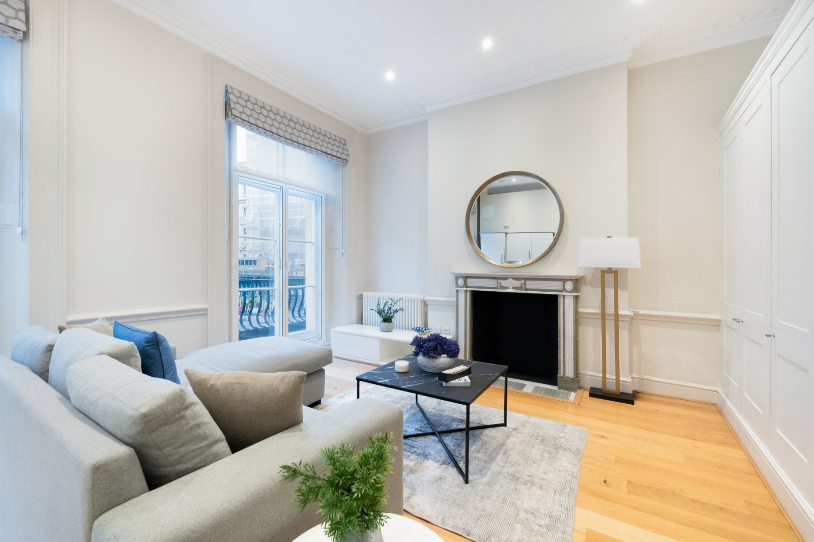 Flat Motcomb Street in City of Westminster