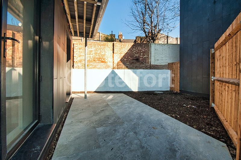 Flat Cranmer Road in Greater London