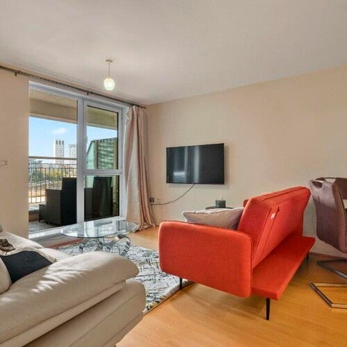 Flat Lombard Road in Greater London