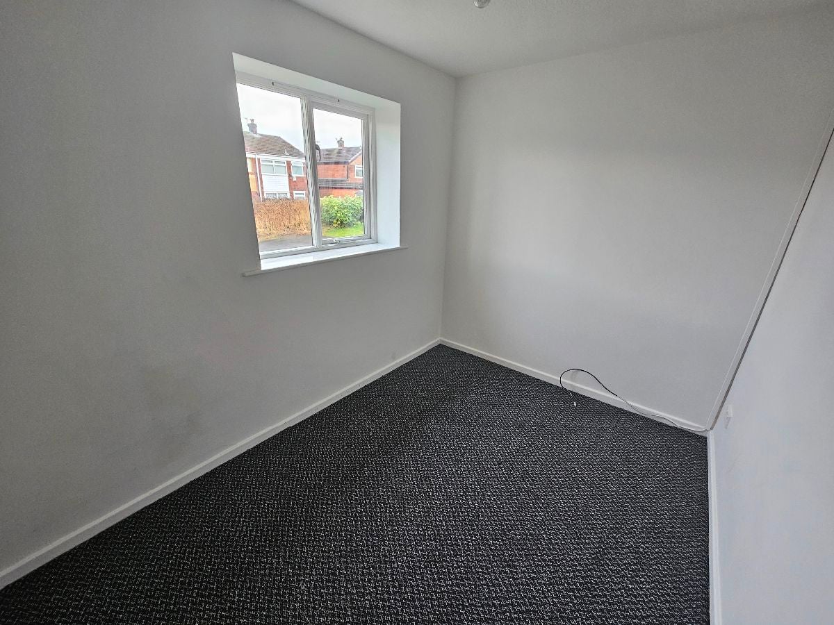 Flat Moorfield Chase in Farnworth