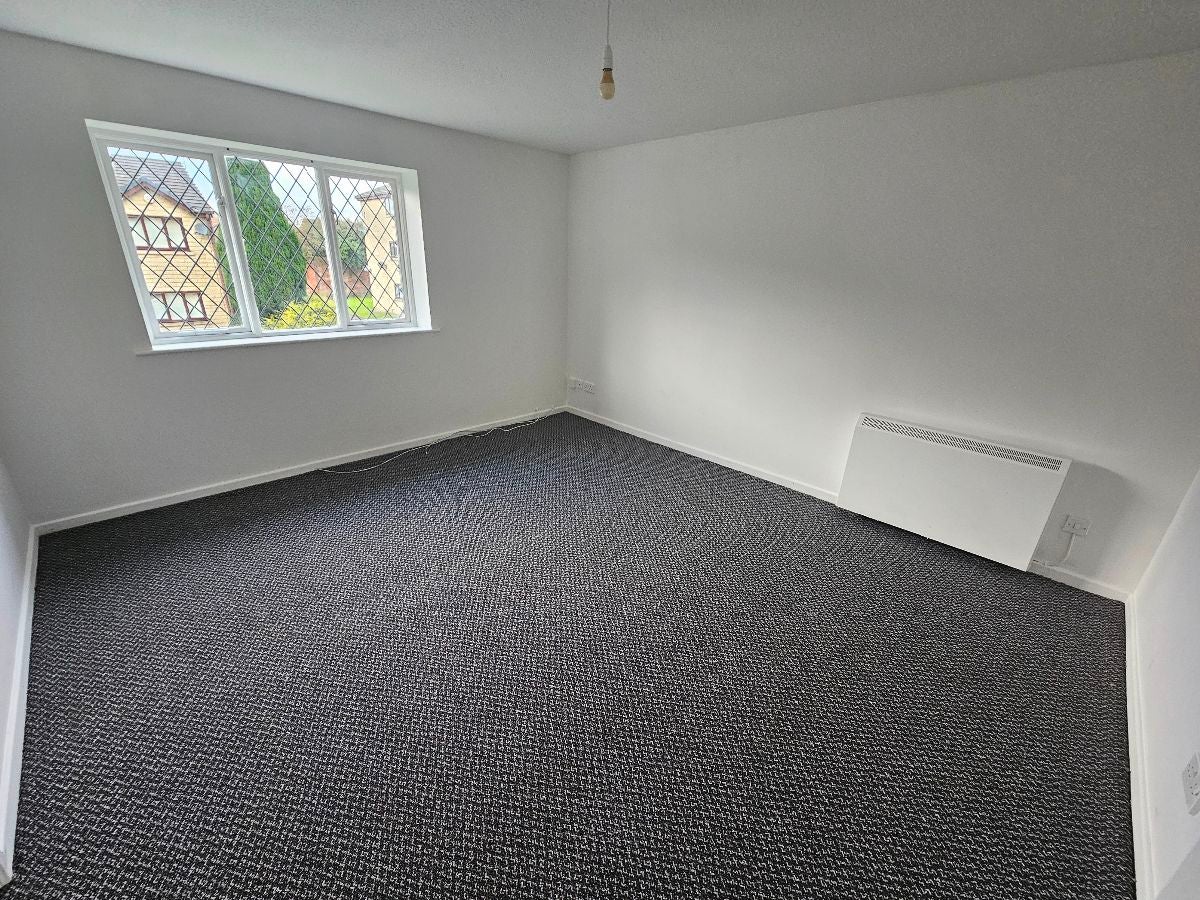 Flat Moorfield Chase in Farnworth