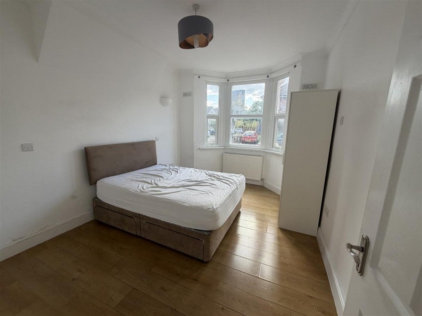 Flat Tiverton Road in Greater London