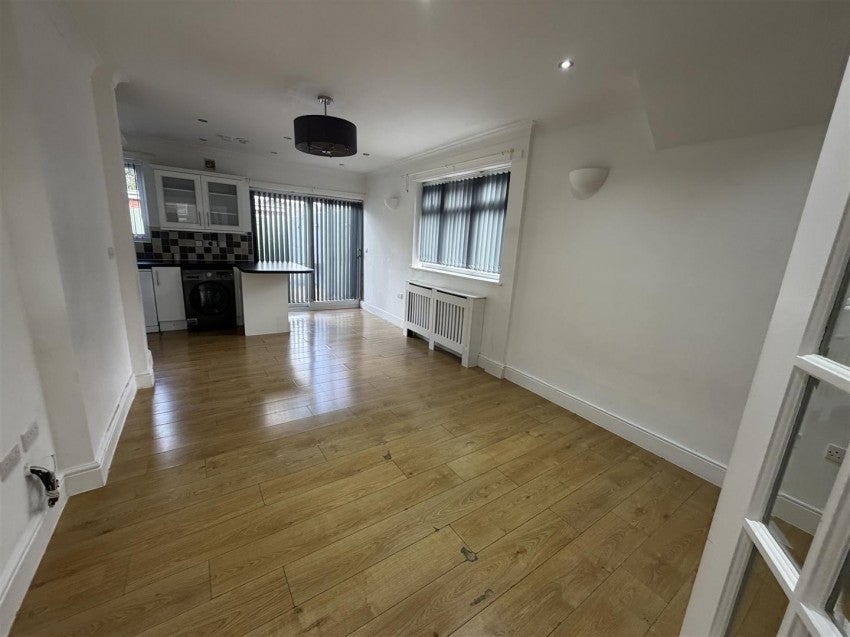 Flat Tiverton Road in Greater London