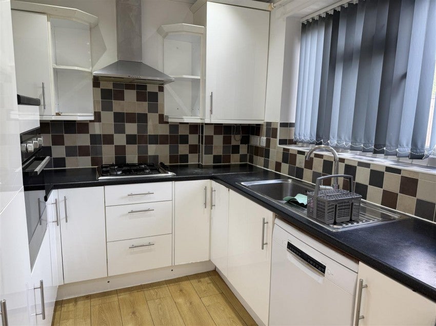 Flat Tiverton Road in Greater London