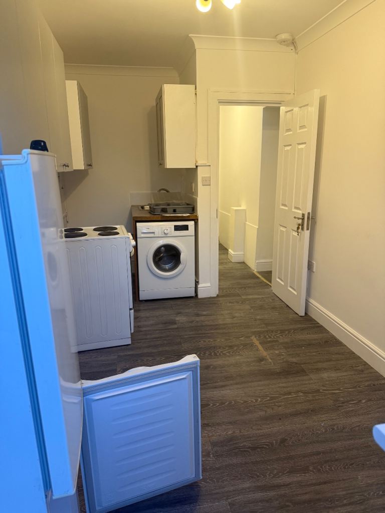 Flat Manor Drive in Greater London
