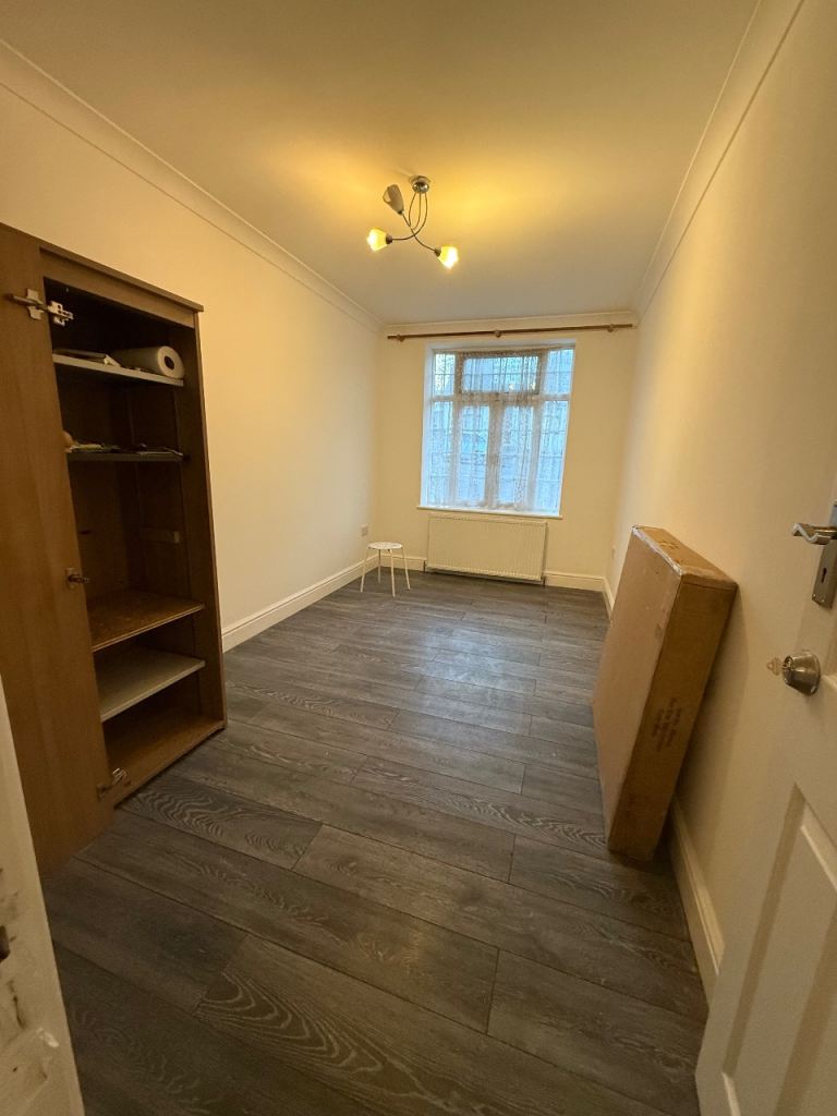 Flat Manor Drive in Greater London