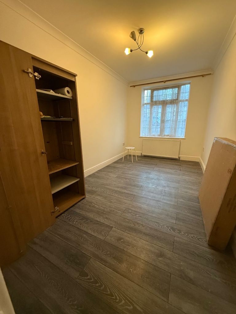Flat Manor Drive in Greater London