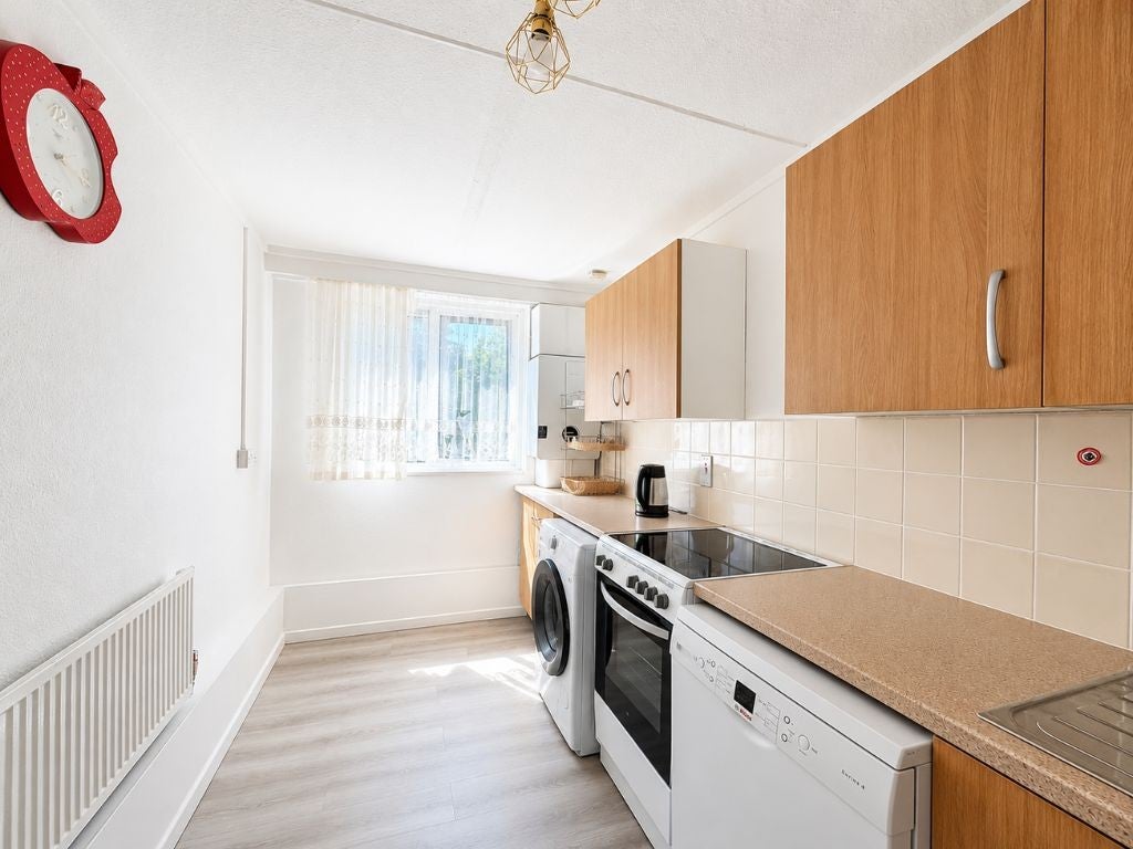 Flat Gloucester Road in Greater London