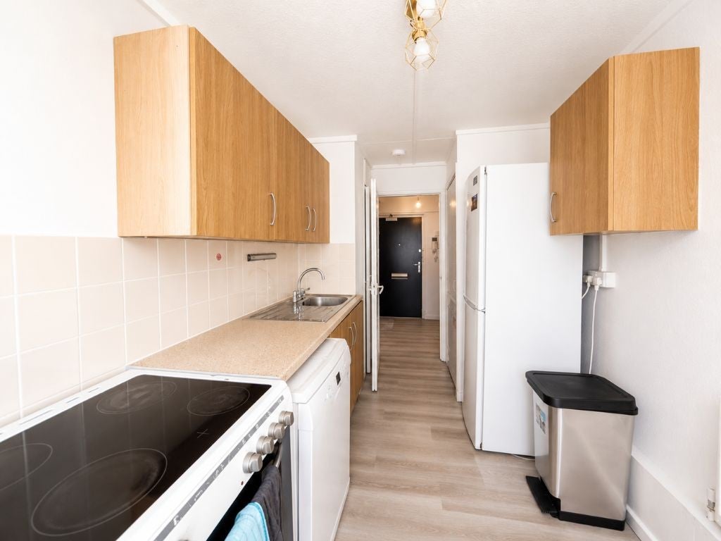 Flat Gloucester Road in Greater London