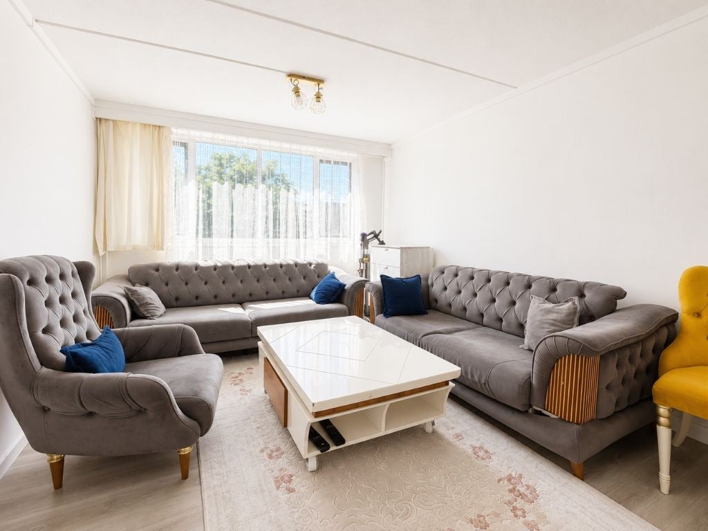 Flat Gloucester Road in Greater London