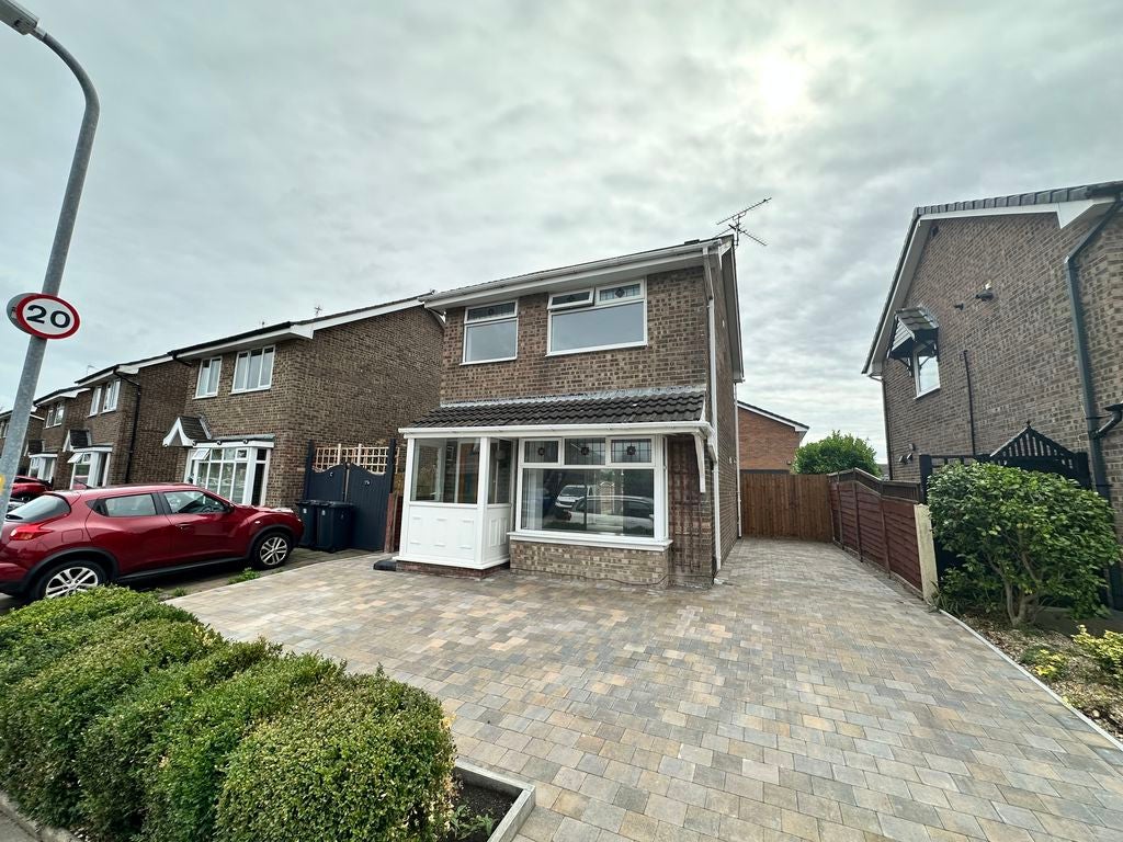 House Foxdale Close in Southport