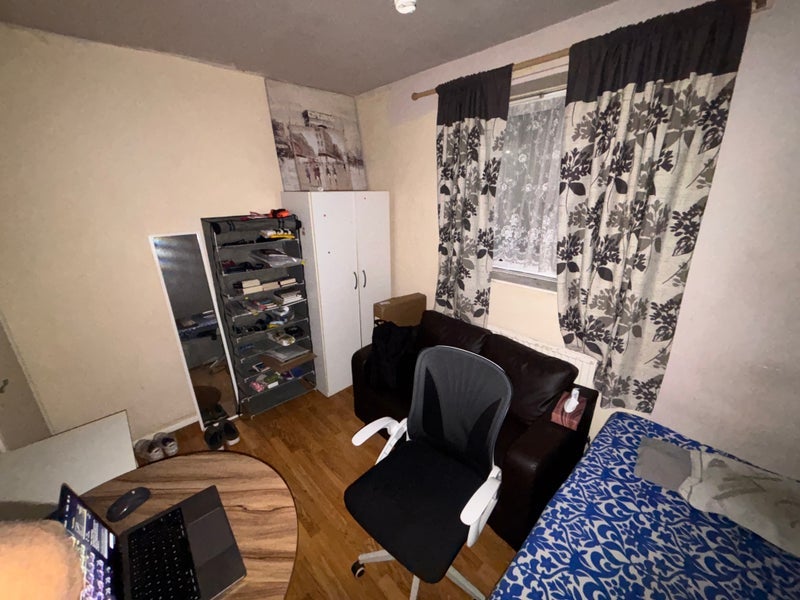 Room Thomas Road in Greater London