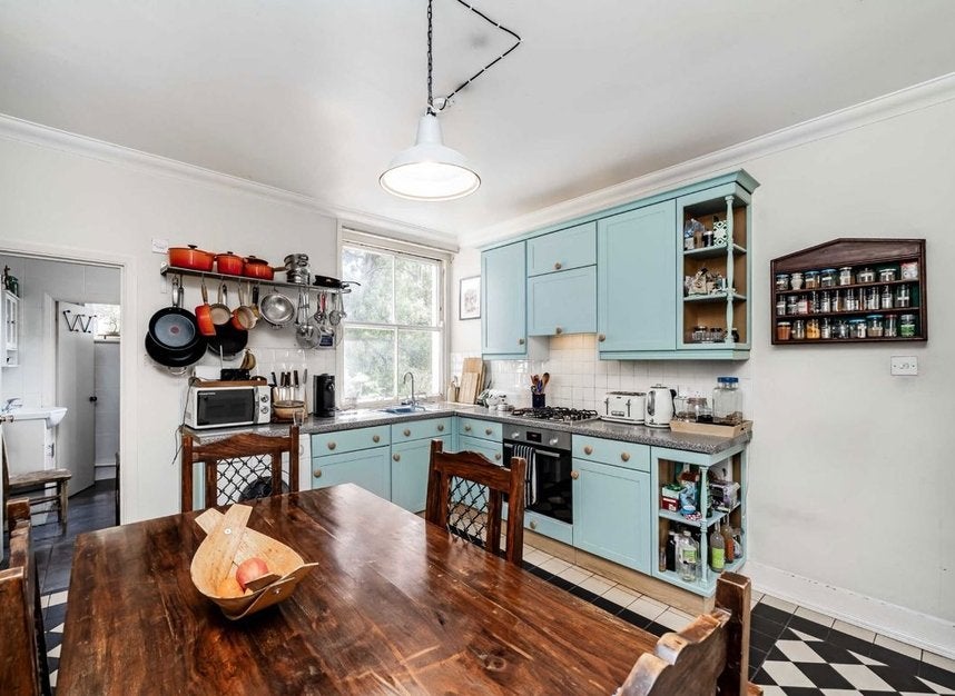 Flat Bulwer Street in Greater London