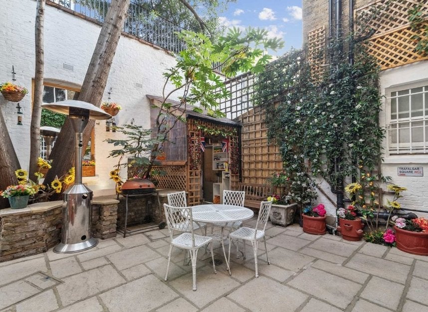 Flat Bulwer Street in Greater London