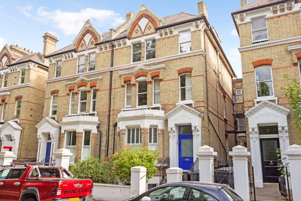 Flat St Andrew's Square in London