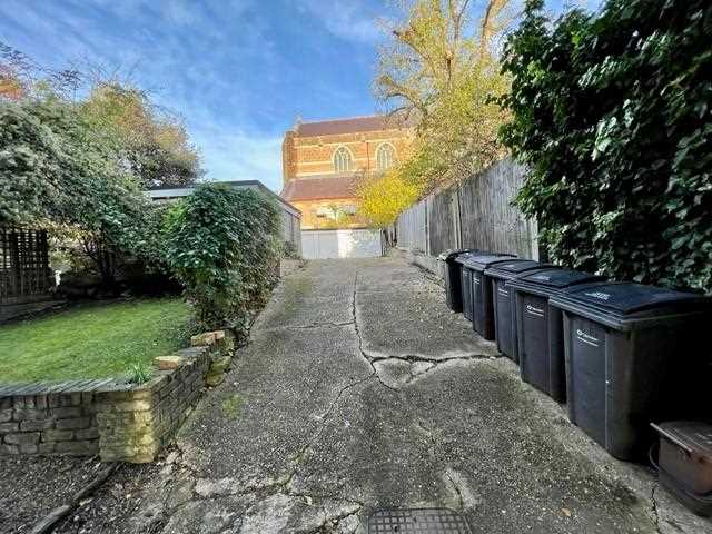 Flat Chetwynd Road in Greater London