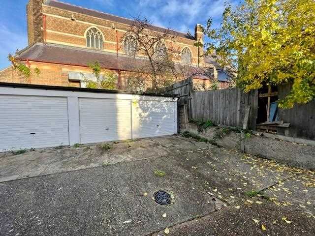 Flat Chetwynd Road in Greater London