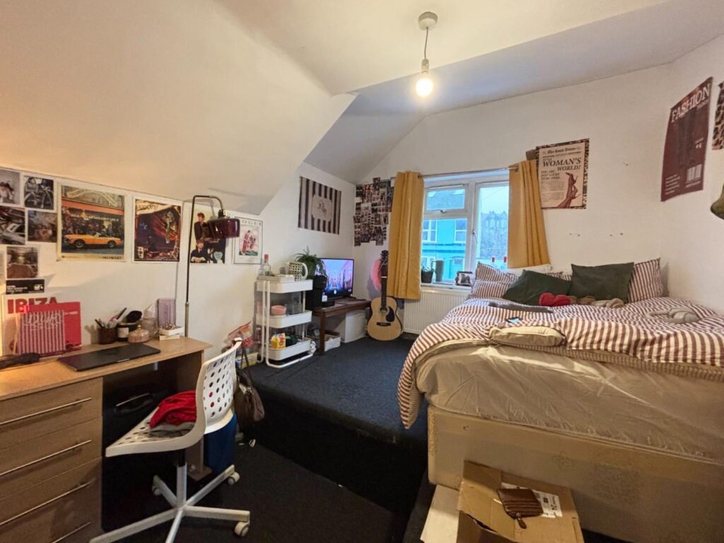 Room De Montfort Road in Brighton