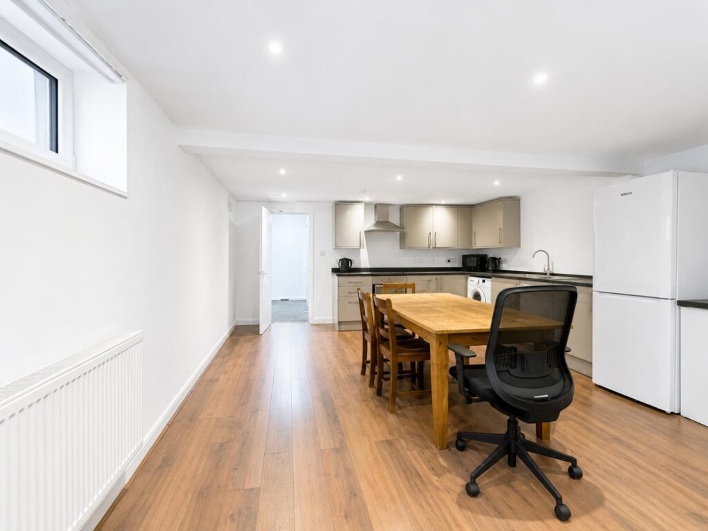 Room De Montfort Road in Brighton