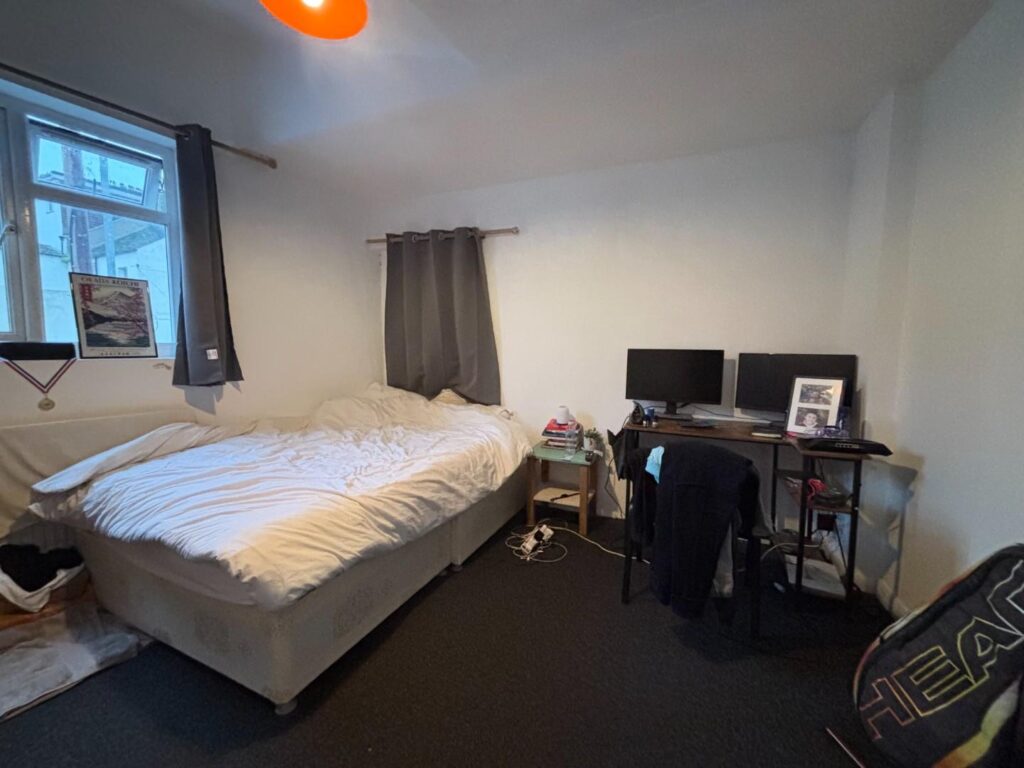 Room De Montfort Road in Brighton