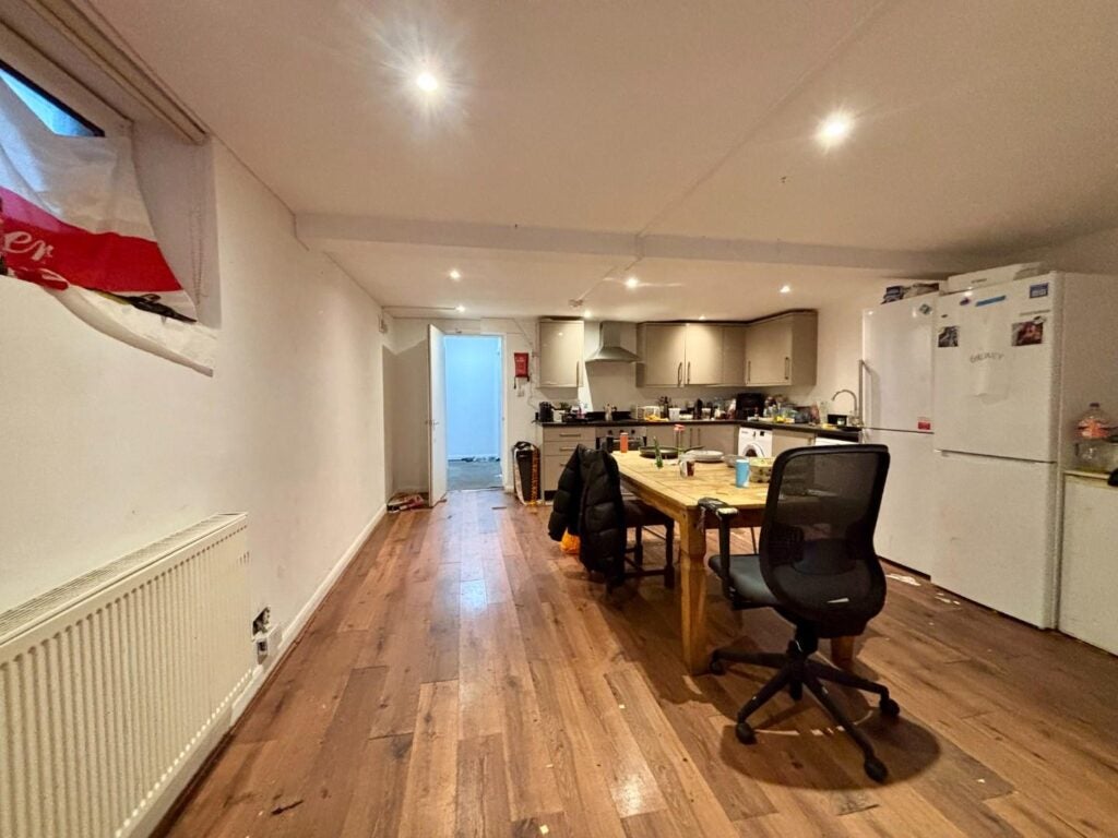 Room De Montfort Road in Brighton