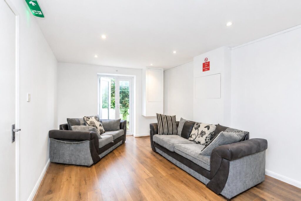 Room De Montfort Road in Brighton