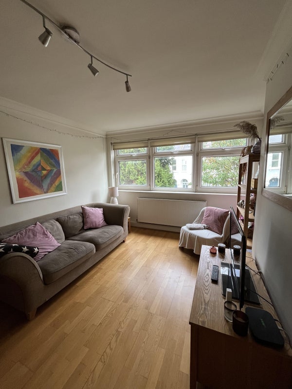 Room Oakhill Road in Greater London