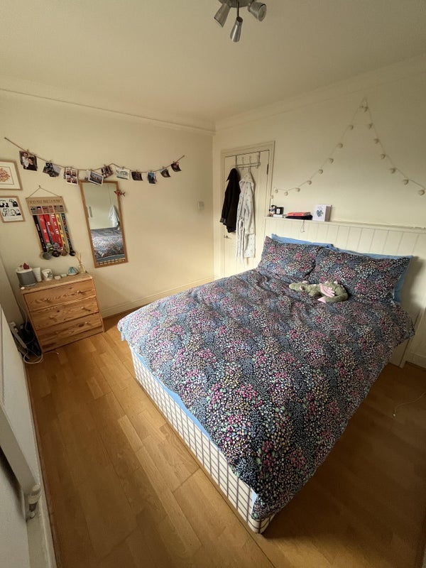 Room Oakhill Road in Greater London