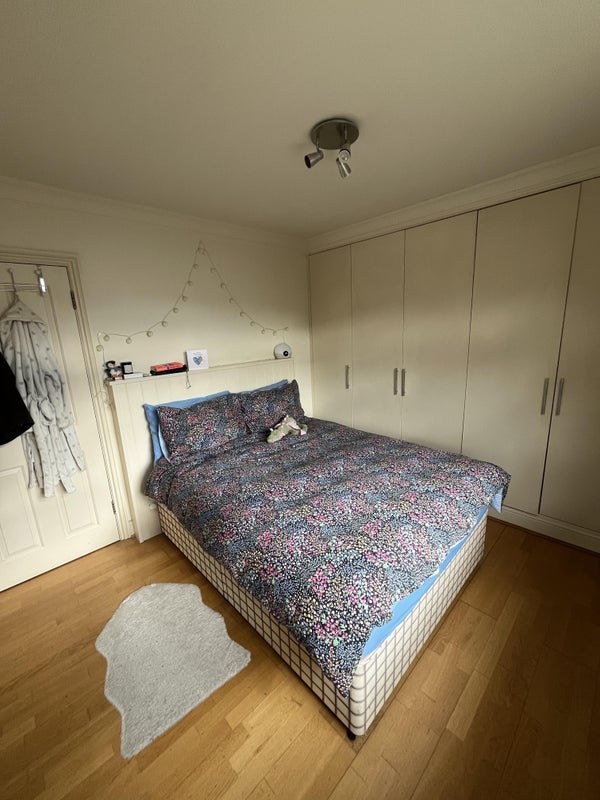 Room Oakhill Road in Greater London