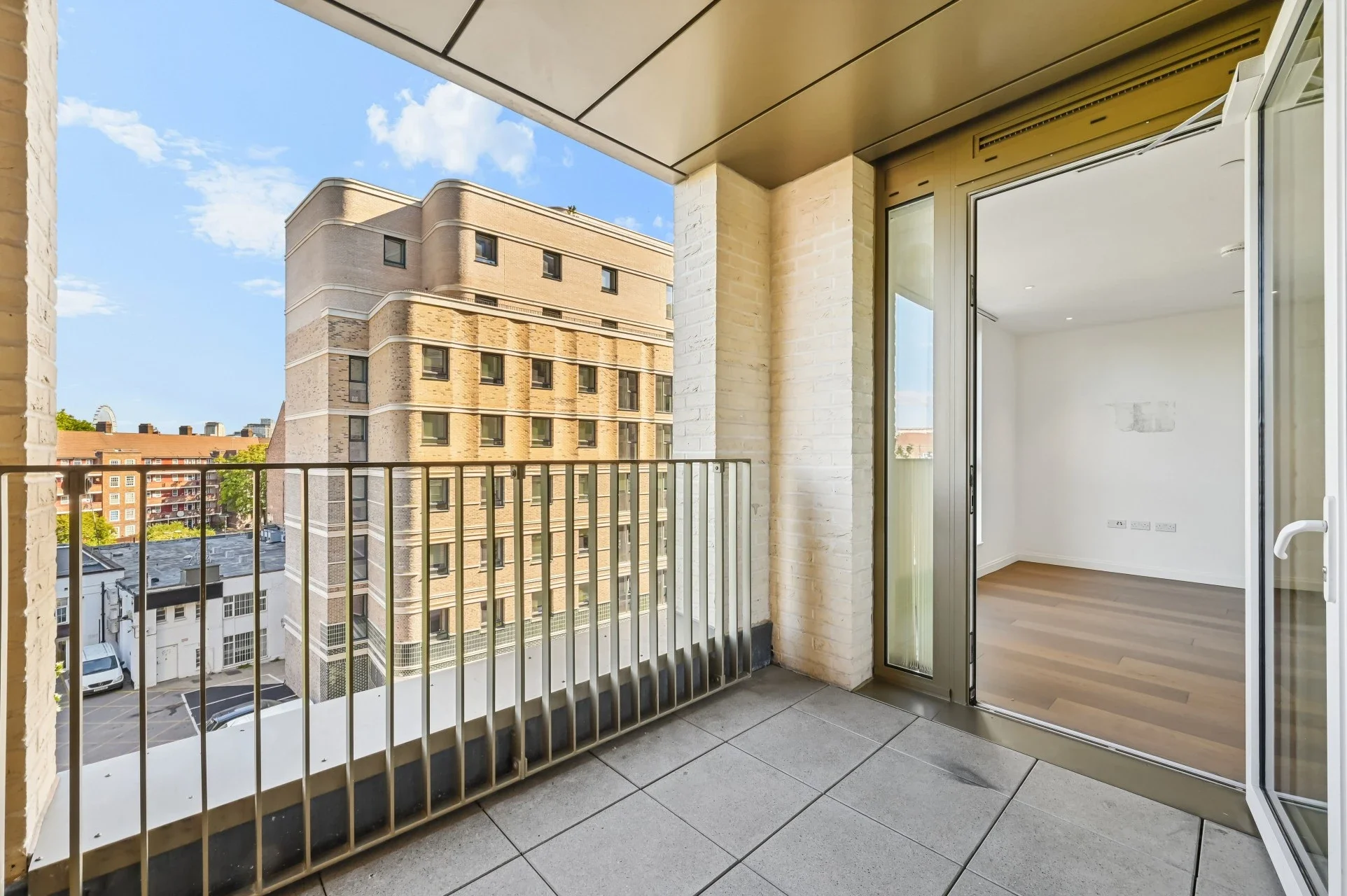 Flat Kennington Lane in Greater London