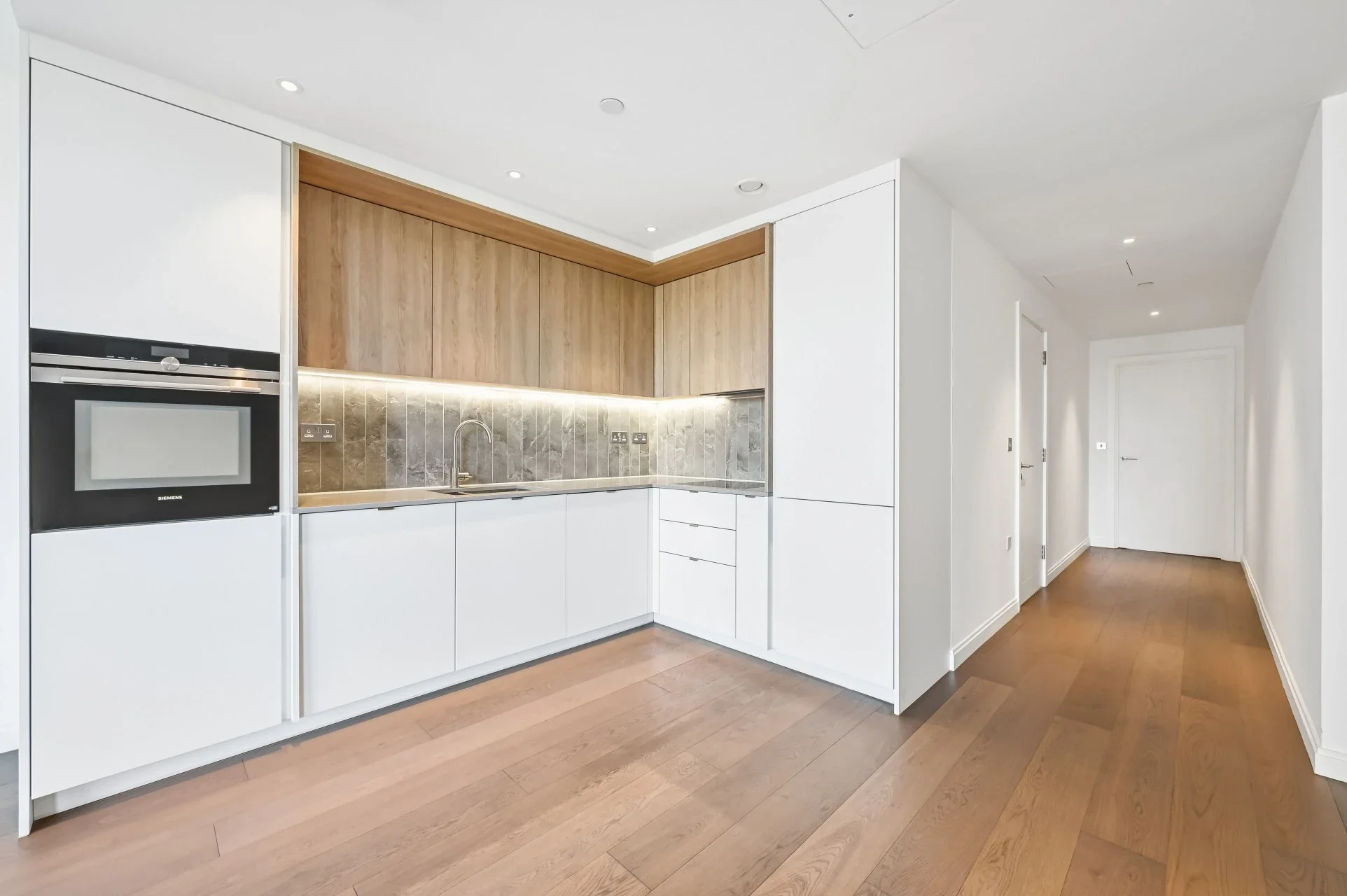 Flat Kennington Lane in Greater London