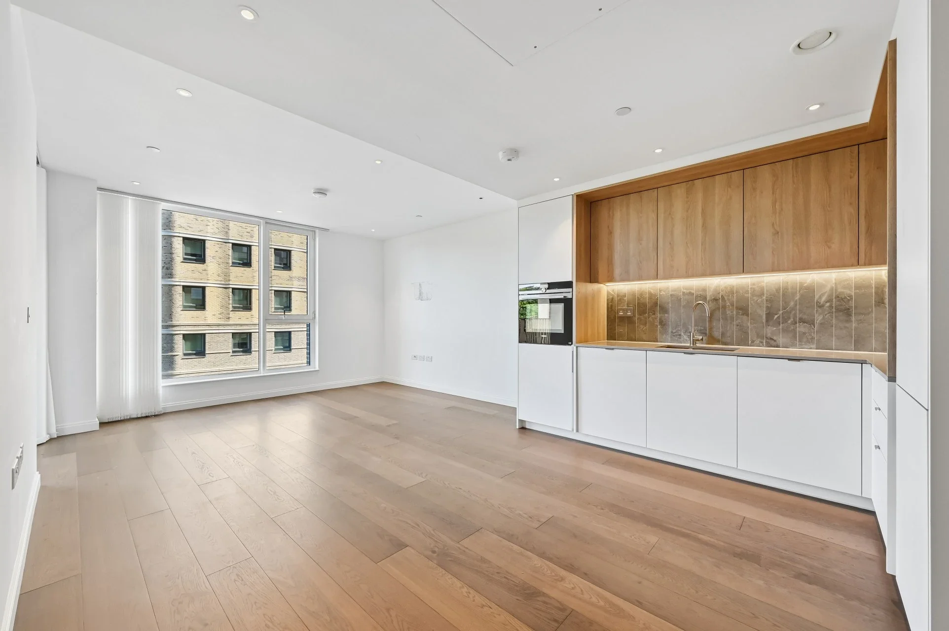 Flat Kennington Lane in Greater London