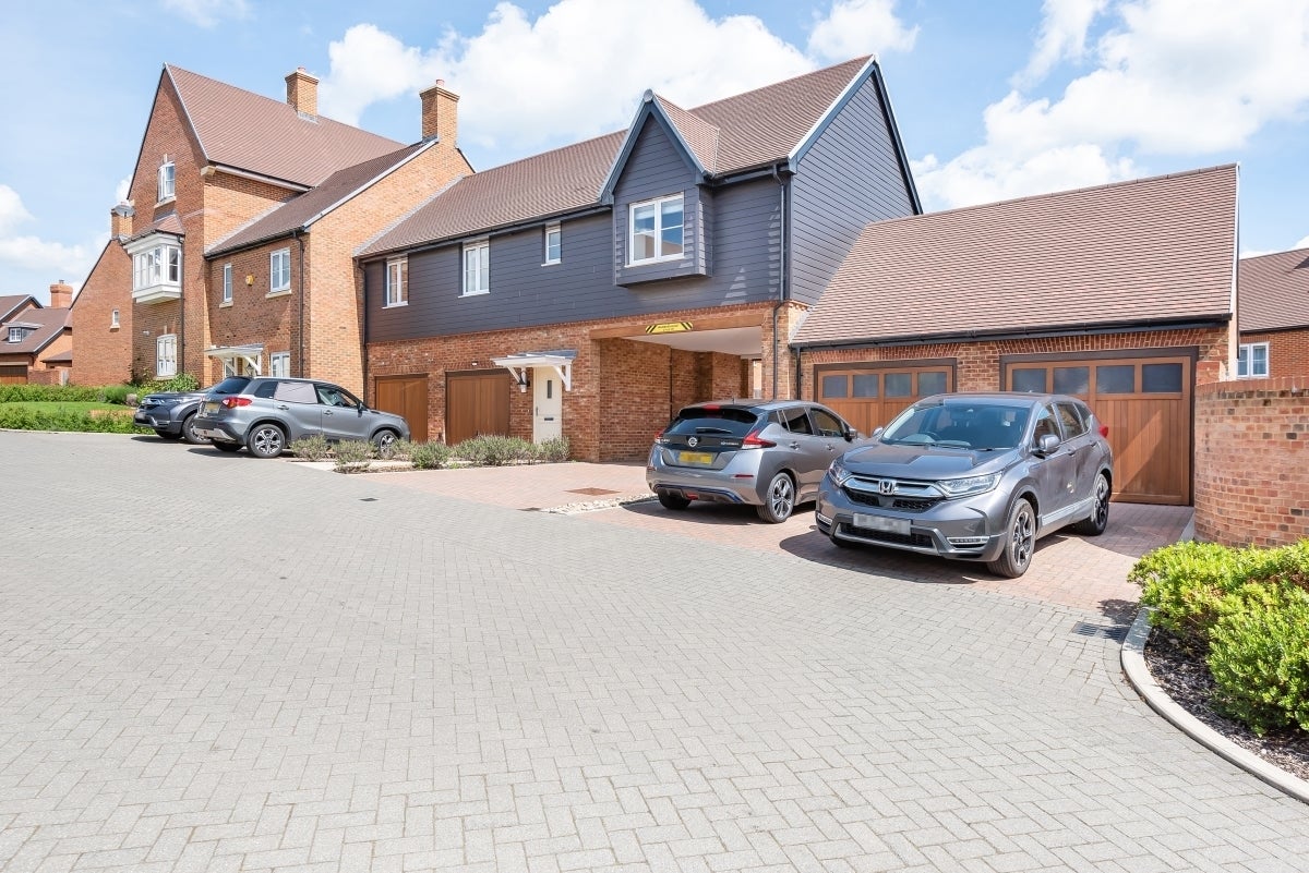Flat Yarrow Hill in Newell Green