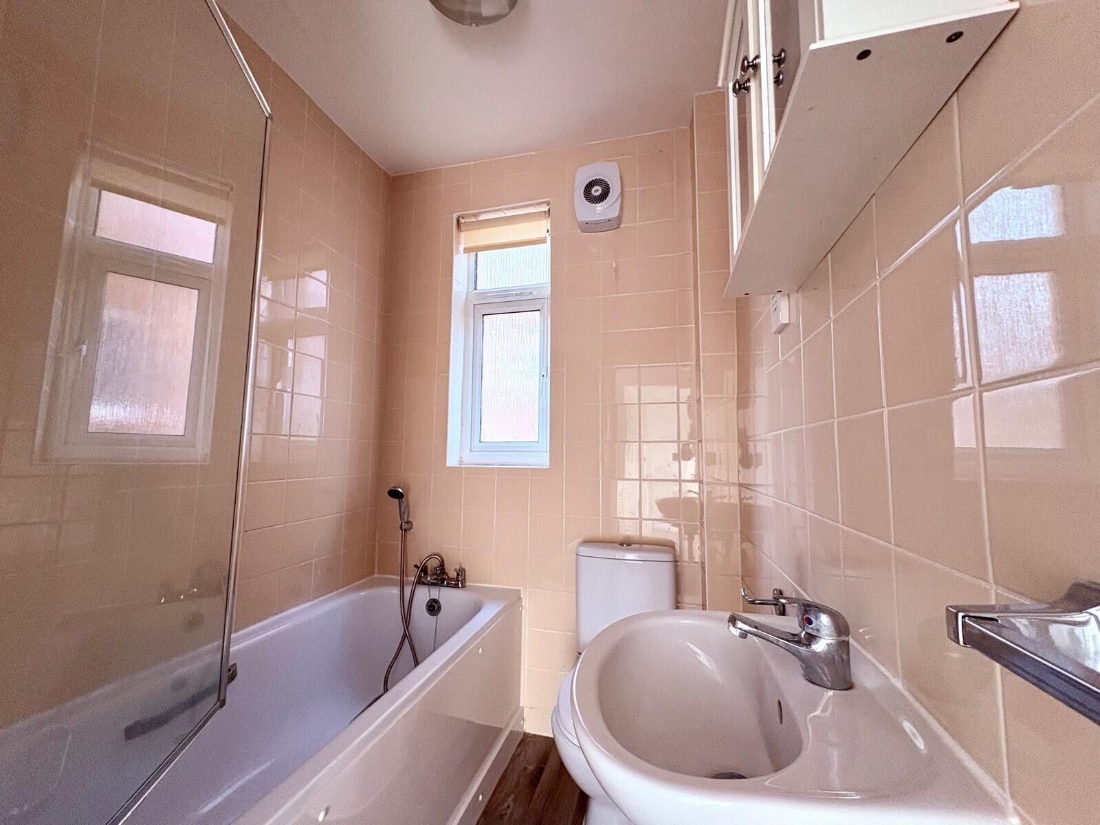 Flat Gilda Crescent in Wealden