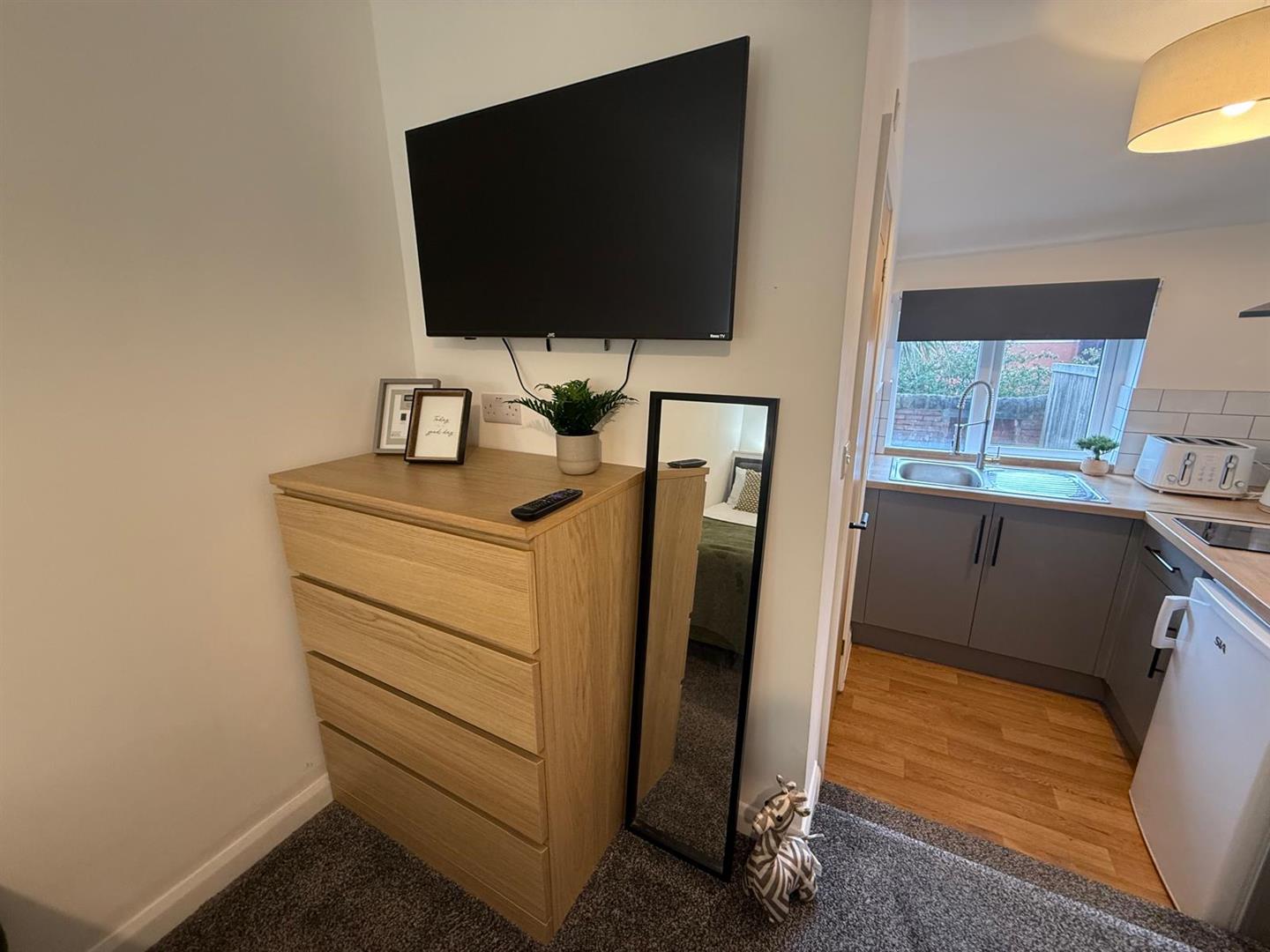 Room West Hill Drive in Mansfield Woodhouse