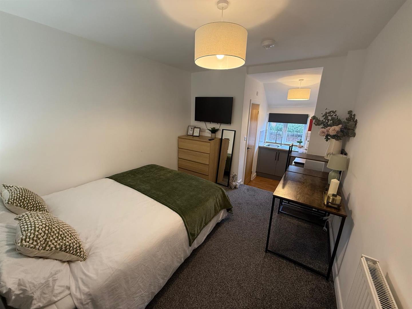 Room West Hill Drive in Mansfield Woodhouse