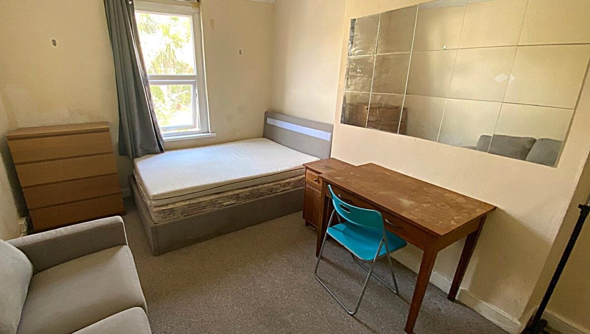 Room Ninian Park Road in Cardiff