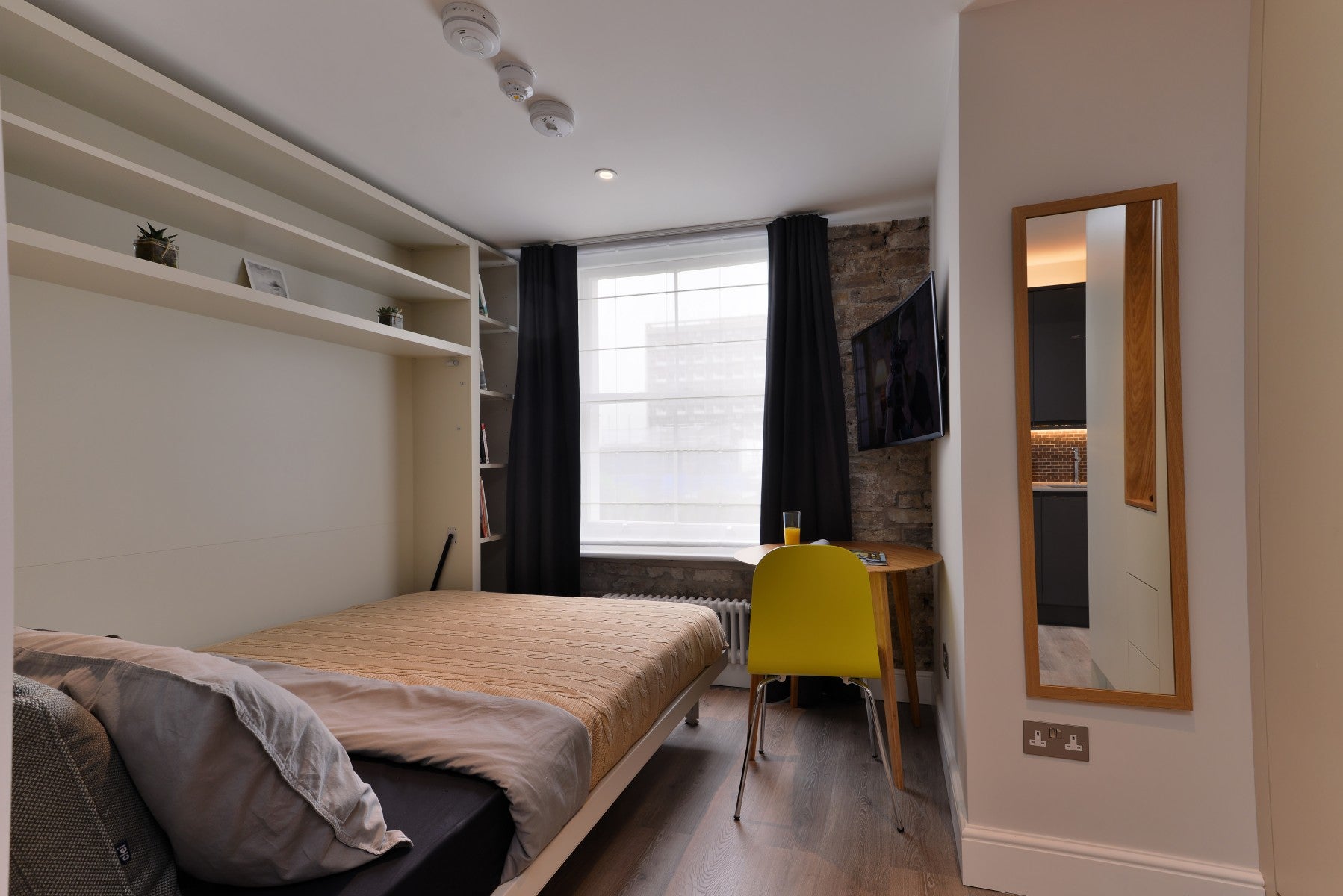 Flat Linden Gardens in Greater London